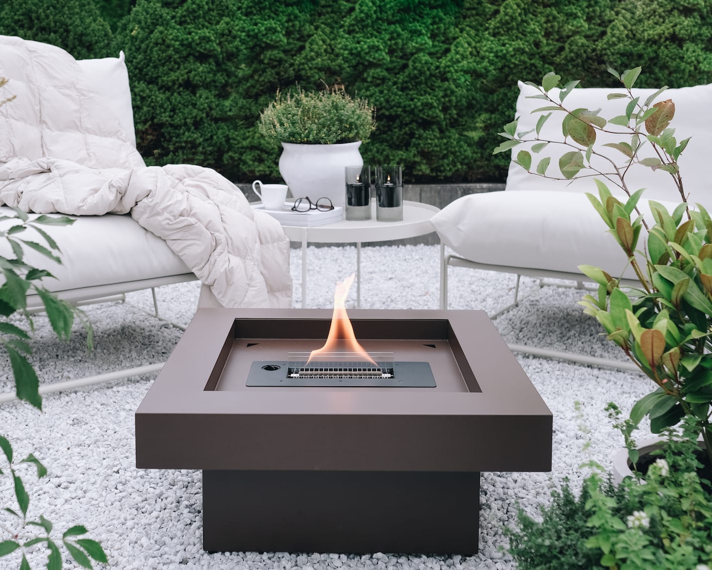 Koselig uteomr&aring;de med Tenderflame peis og lykter