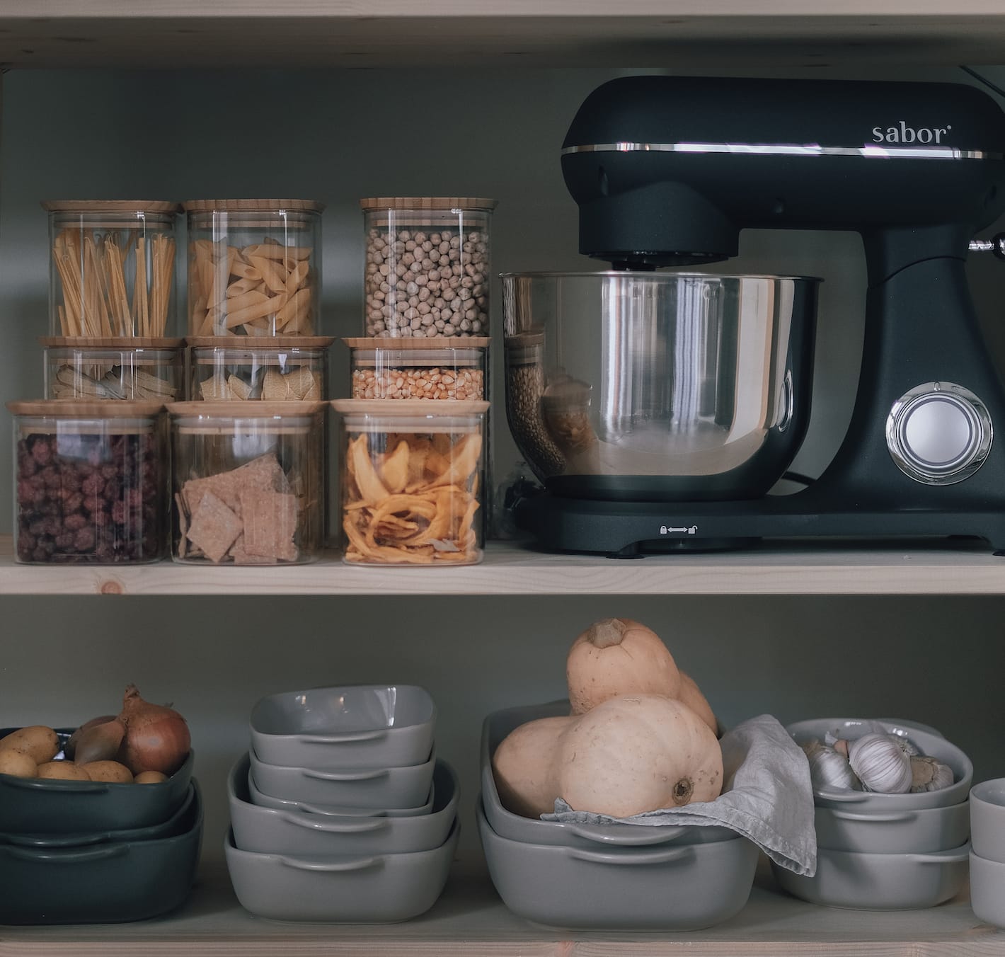 Hylle med oppbevaring i et skafferi