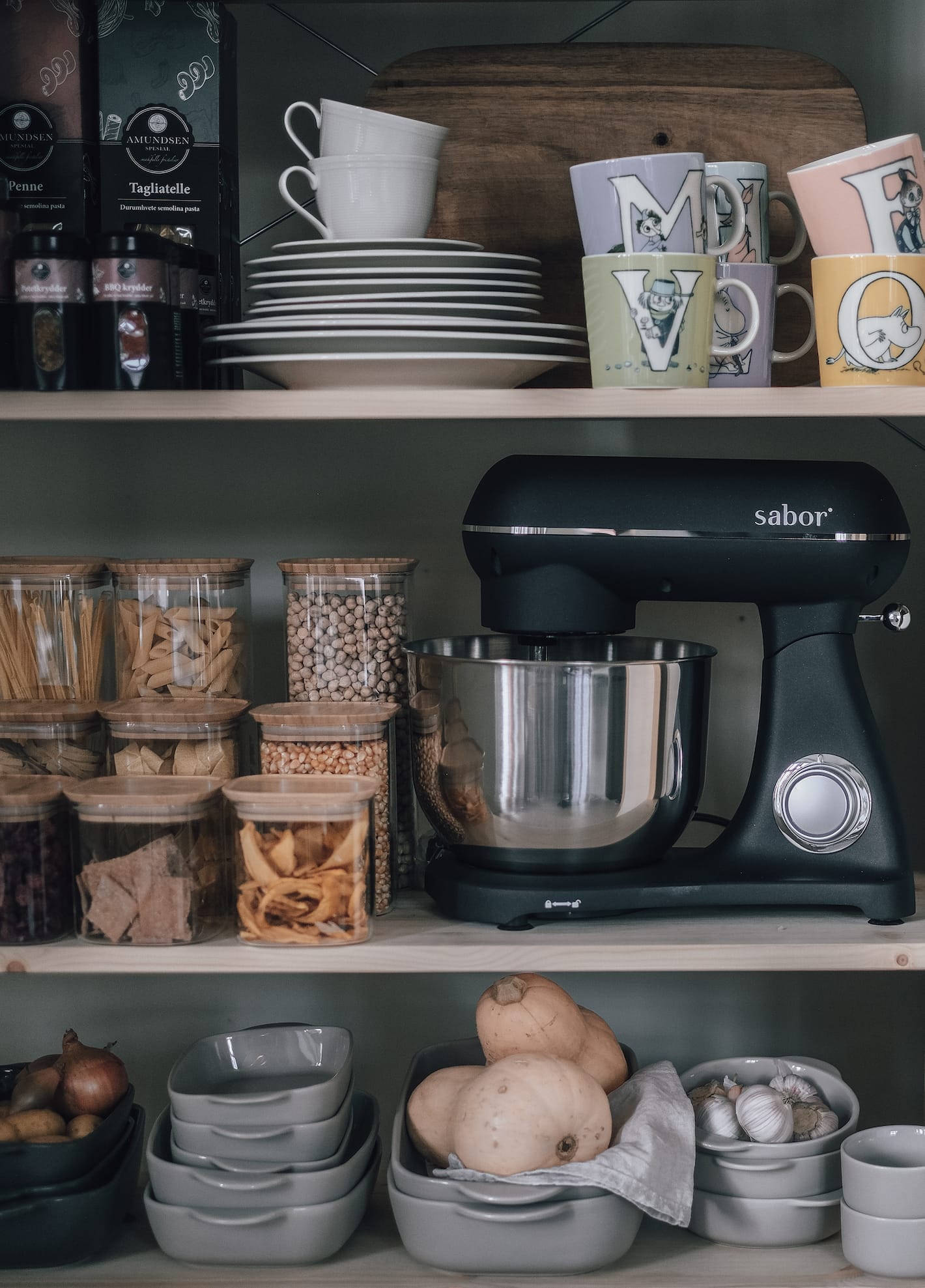 Hylle med kj&oslash;kkenutstyr og serviser