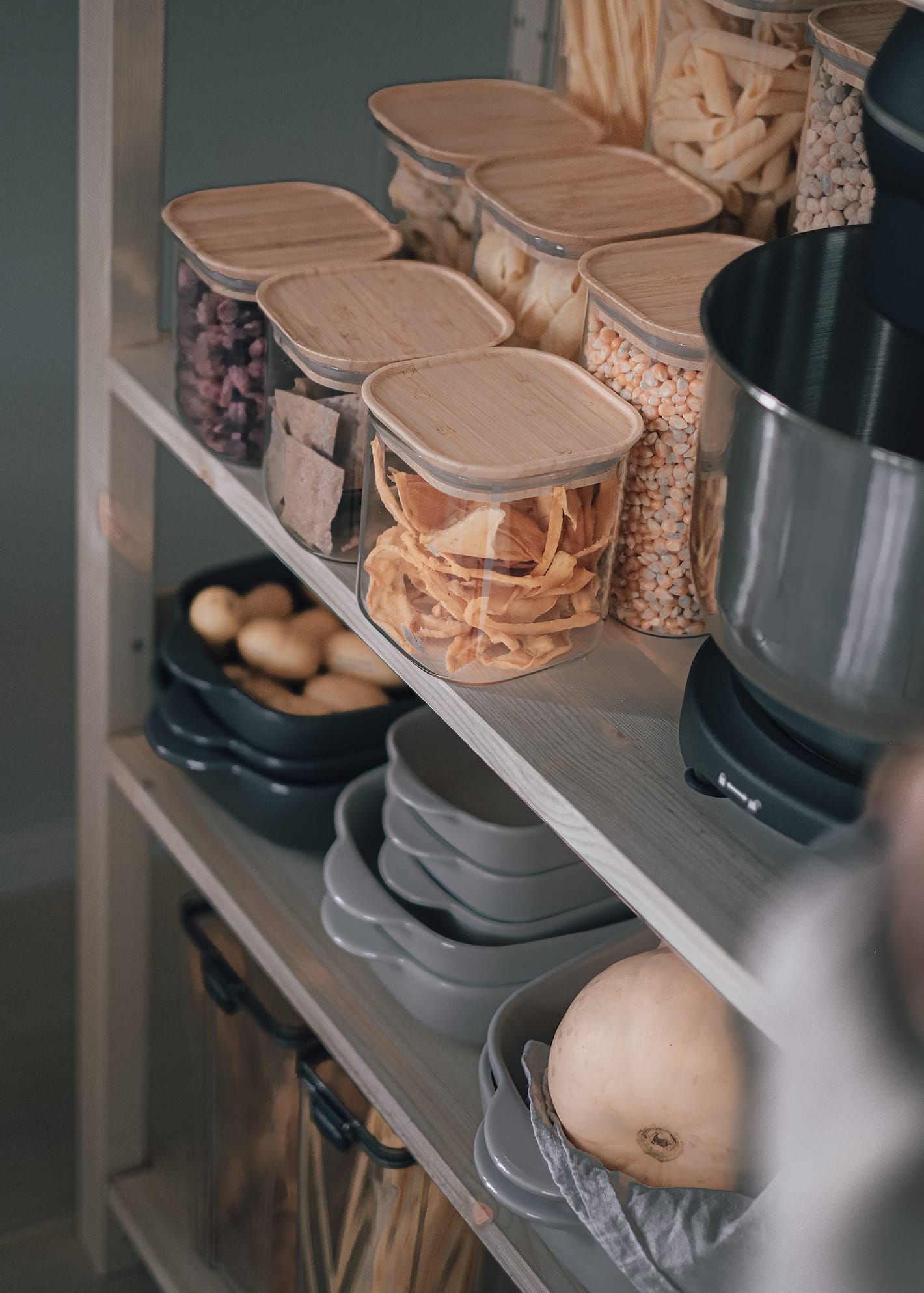 Oppbevaringsbokser i et skafferi