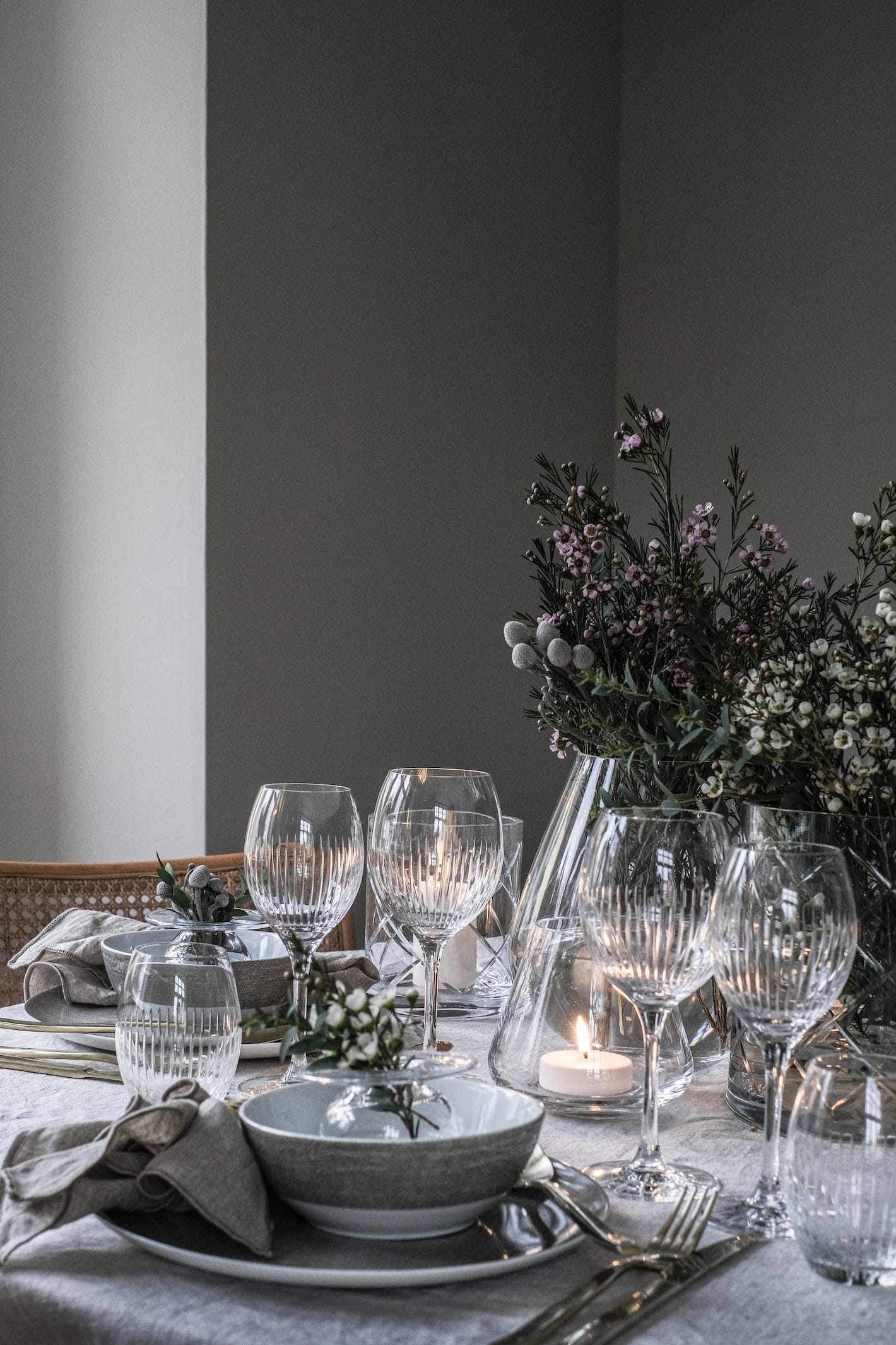 Et bord dekket med servise, glass, bestikk og pynt fra Magnor.