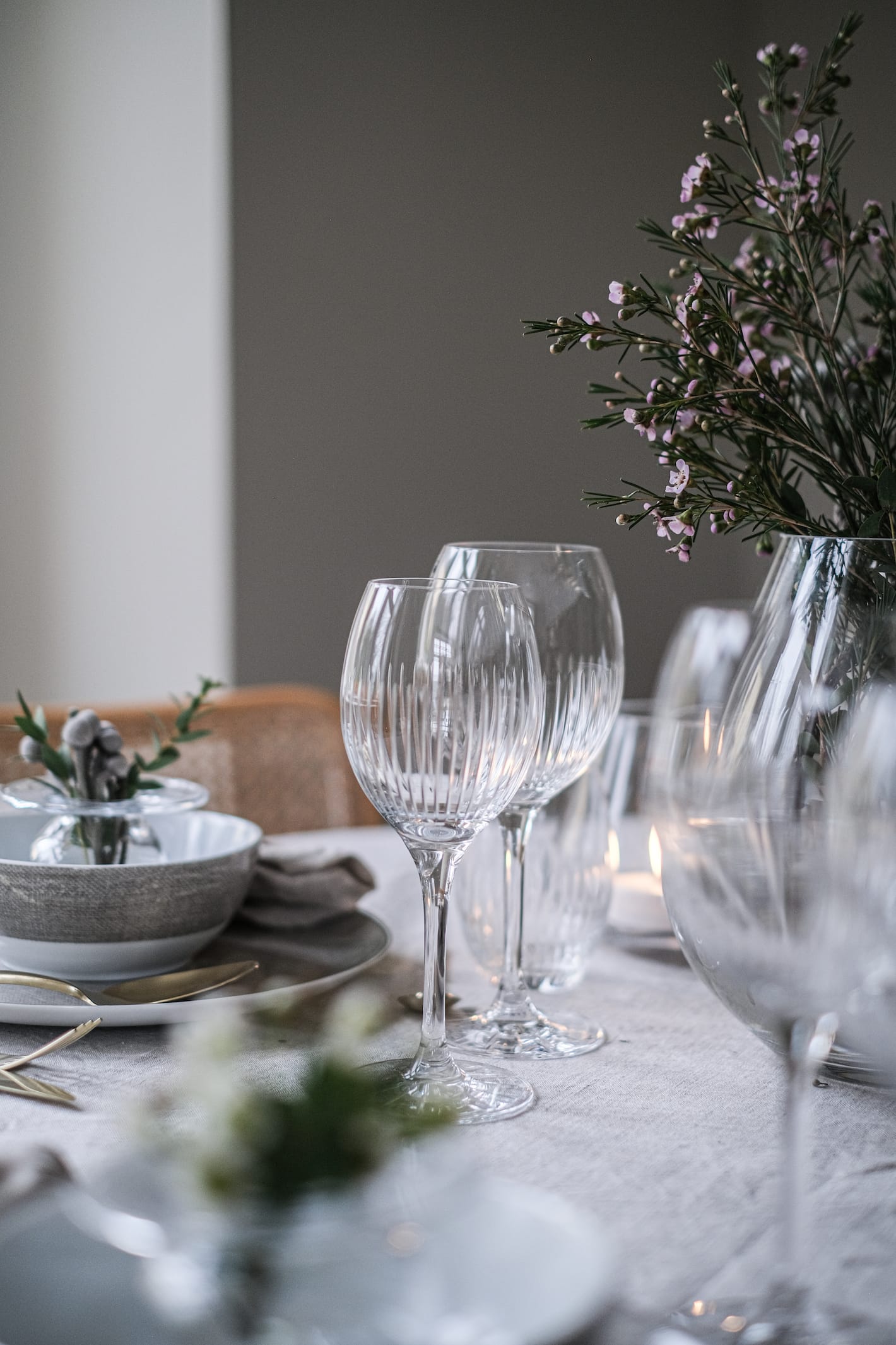 Magnor Alba Fine Line vinglass p&aring; et dekket bord.