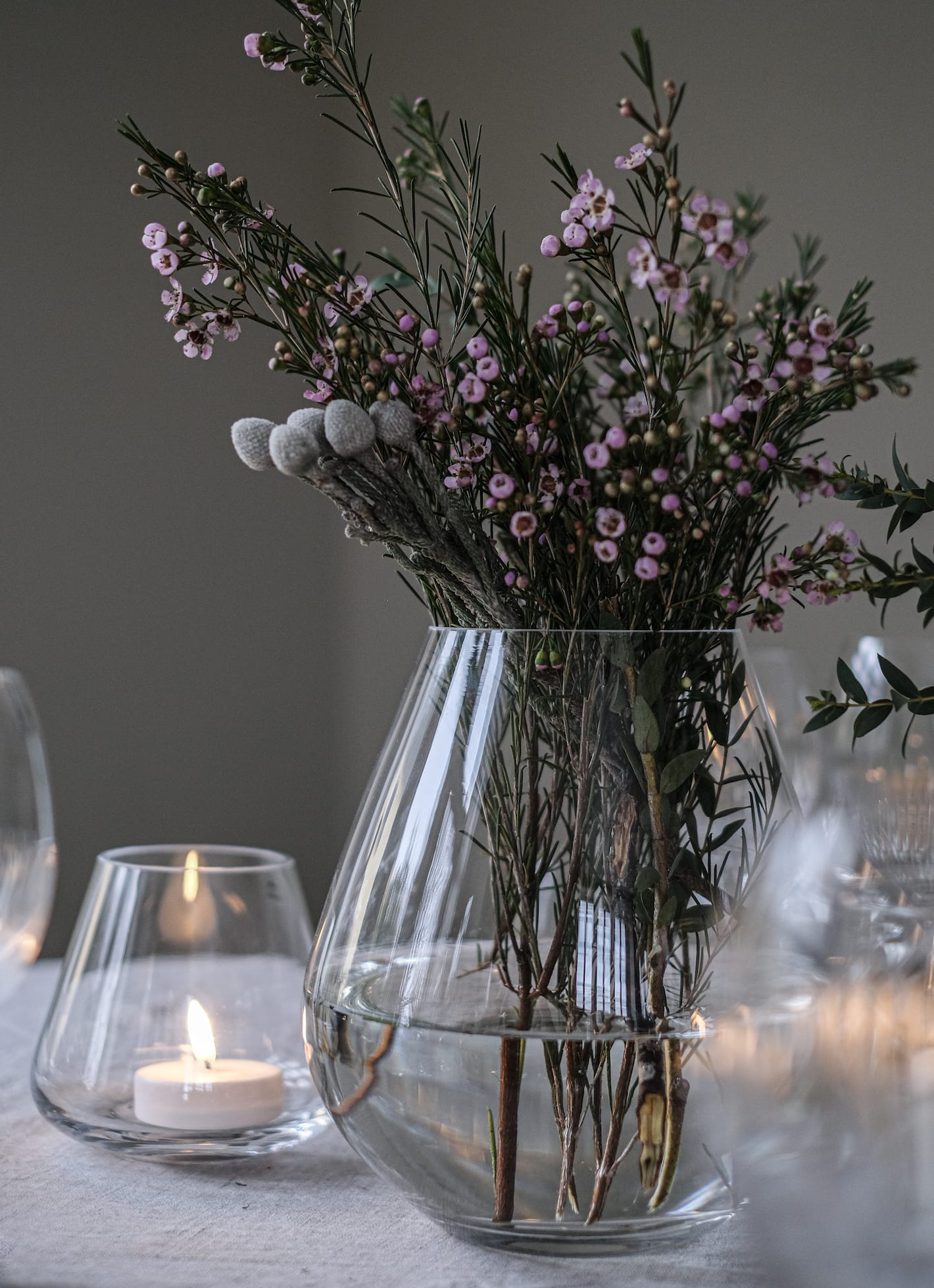 Magnor Rocks vase og lysestake p&aring; et dekket bord.