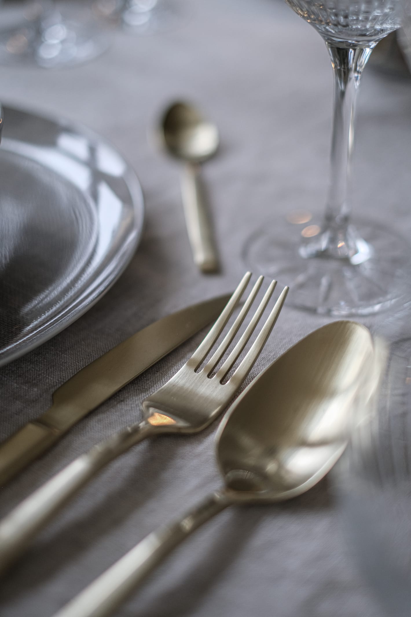 Magnor Pure bestikk p&aring; et dekket bord.