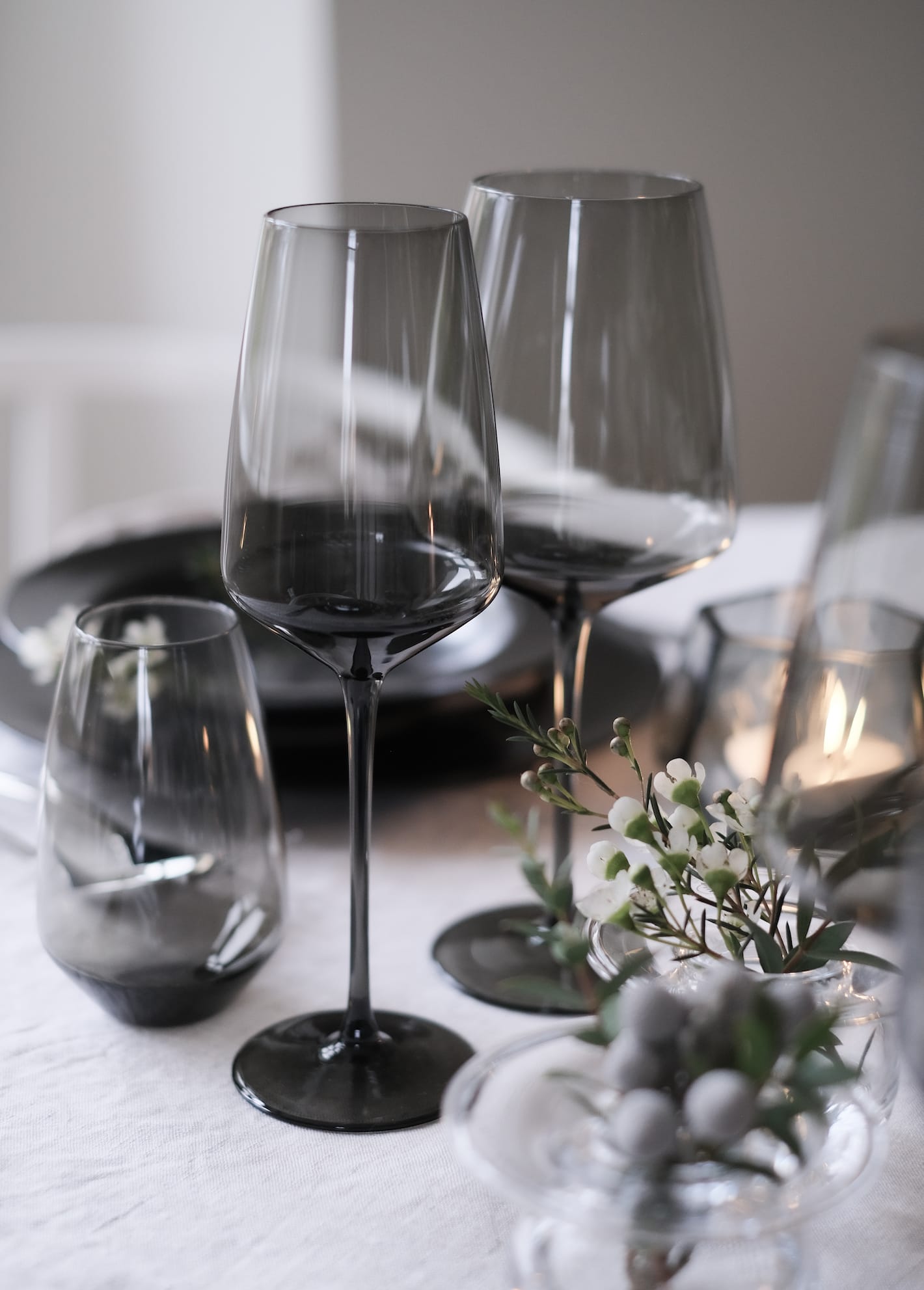 Magnor Noir vinglass p&aring; et dekket bord.