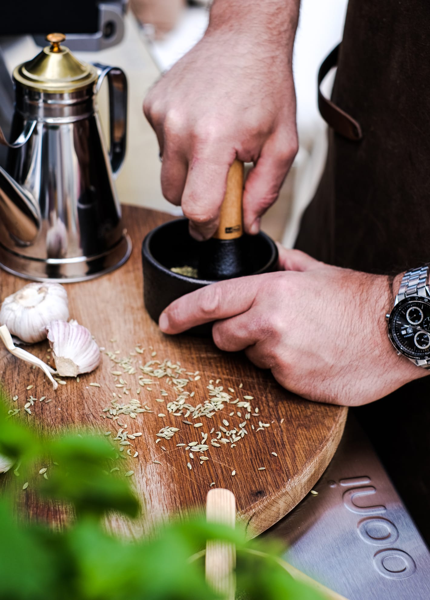 Krydder knuses i en morter