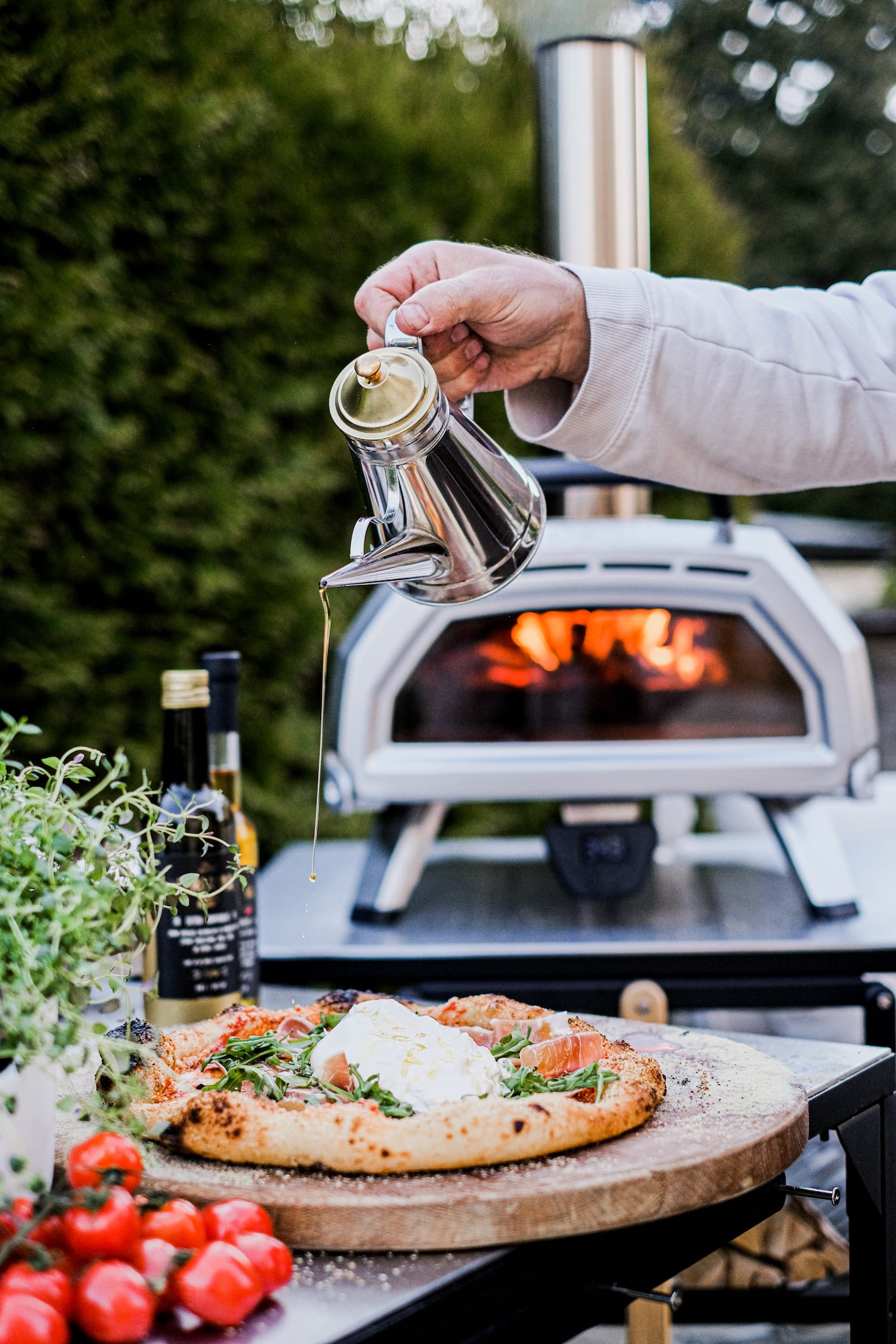 Olje p&aring; pizza fra en oljeflaske