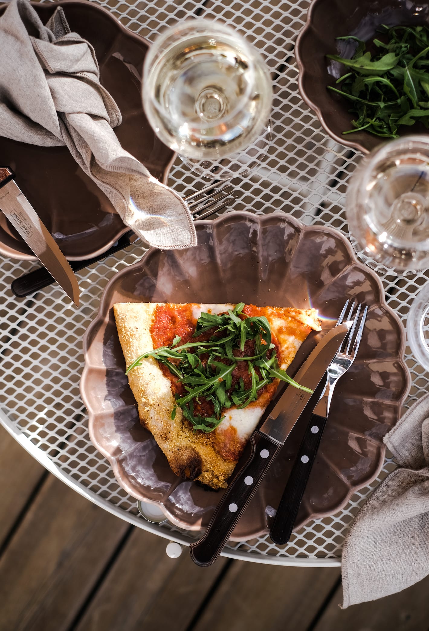 Pizza p&aring; asjett