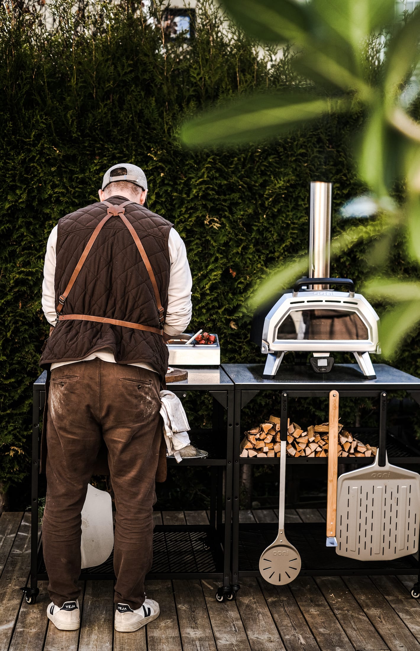 Mann tilbereder pizza ved en Ooni pizzaovn