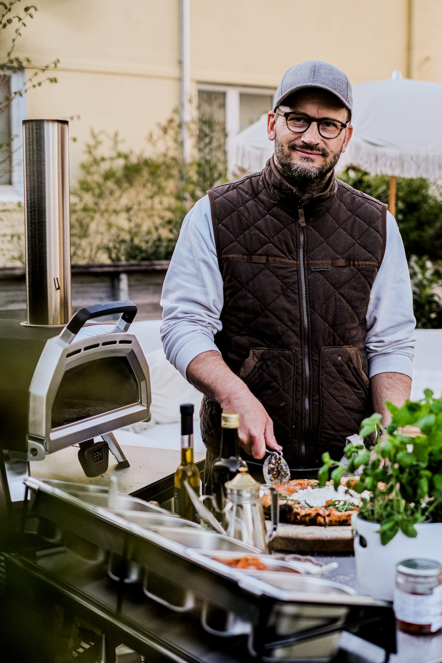 Christian Kverneland skj&aelig;rer opp pizza