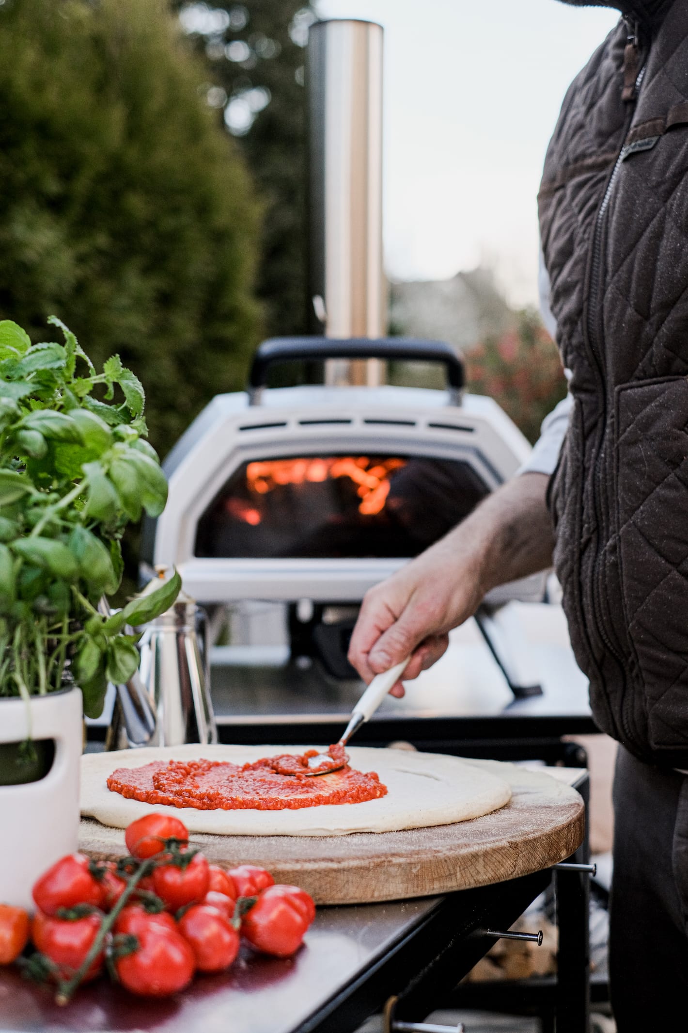 Pizzasaus legges p&aring; pizza