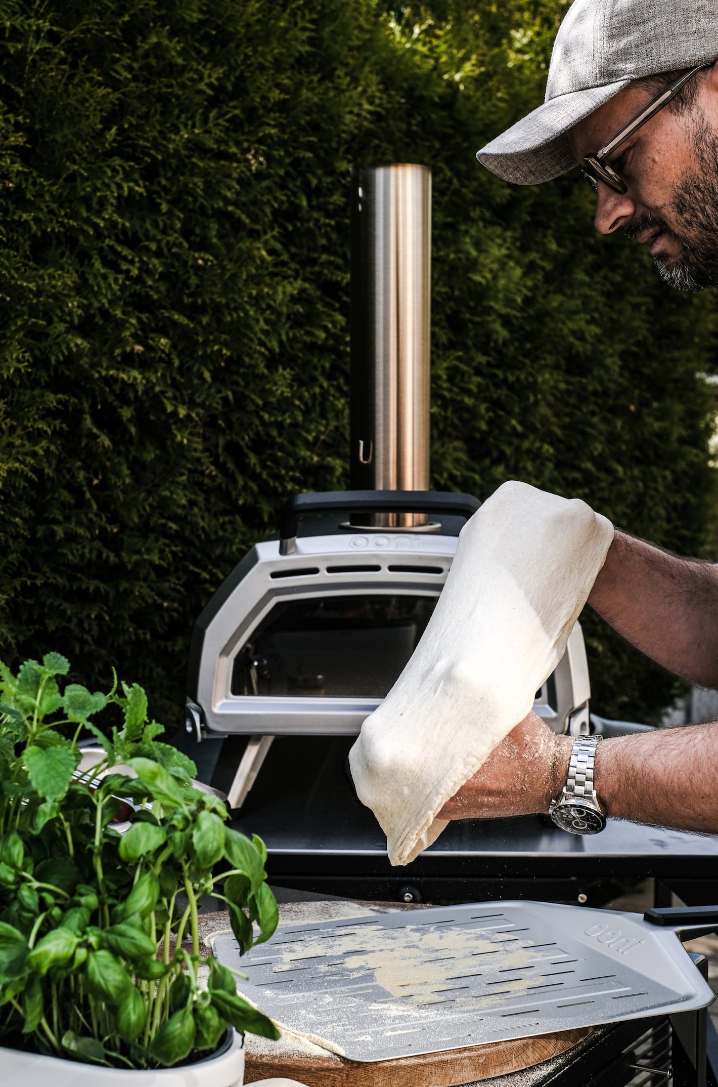 Christian Kverneland strekker pizzadeig