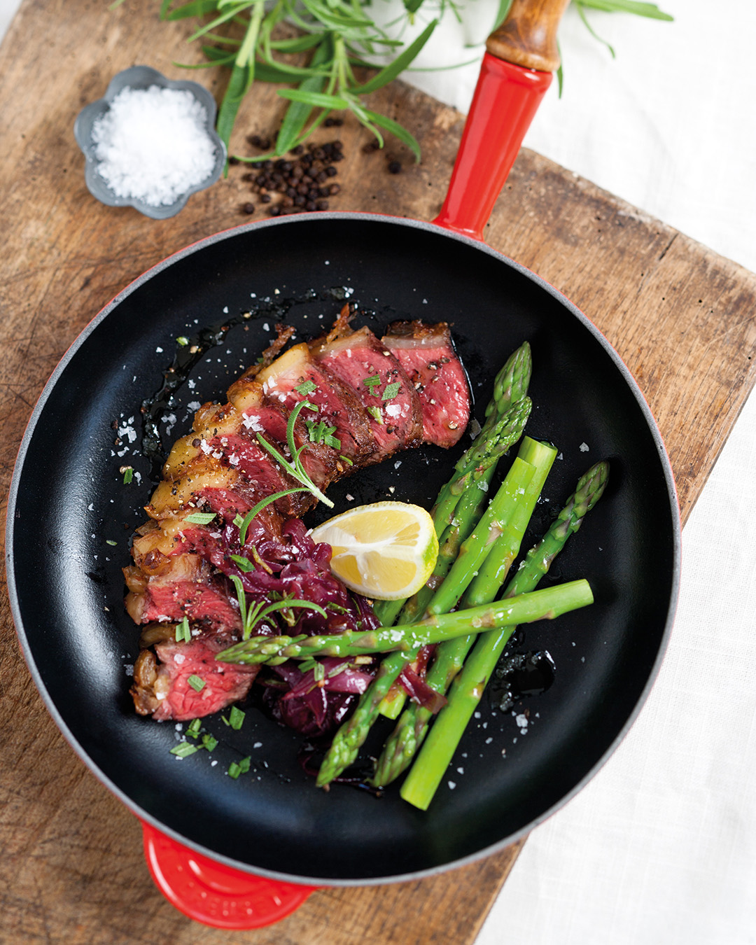 Stekepanne med kj&oslash;tt og asparges