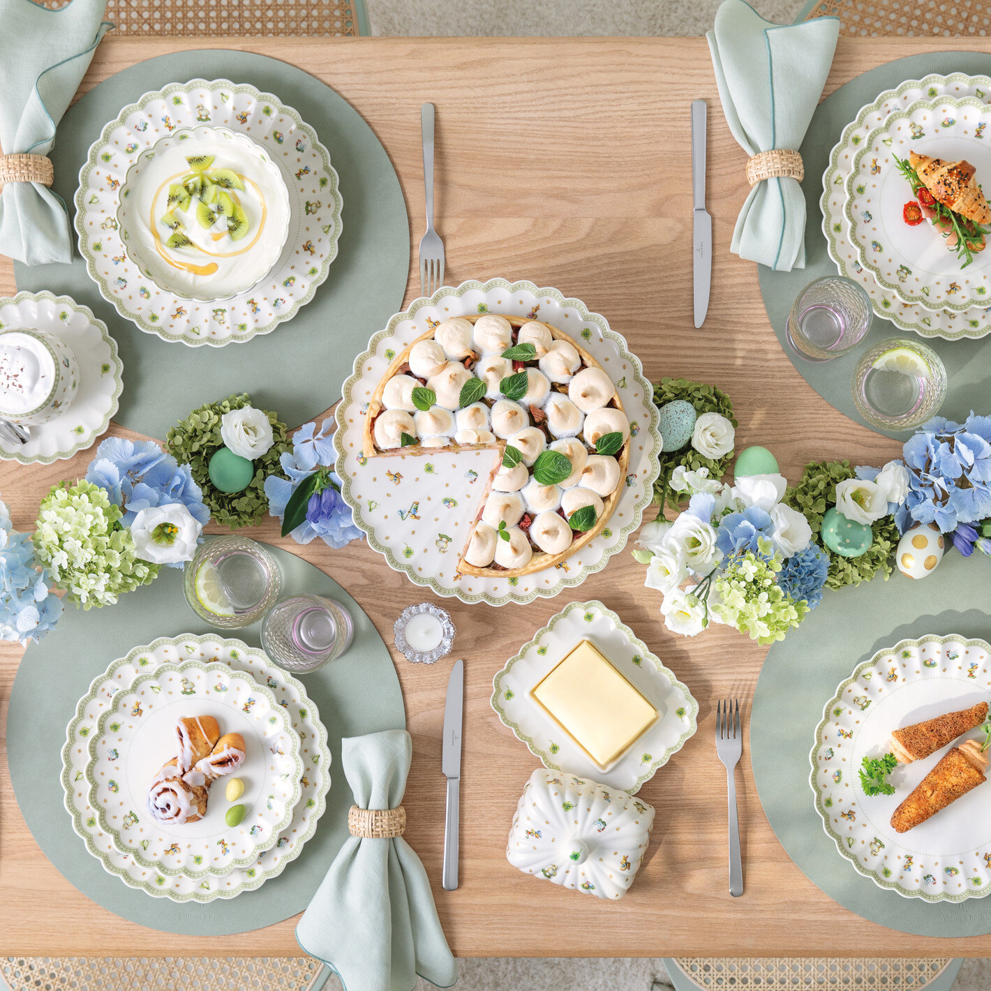 Bord dekket med serviset Easter Delight