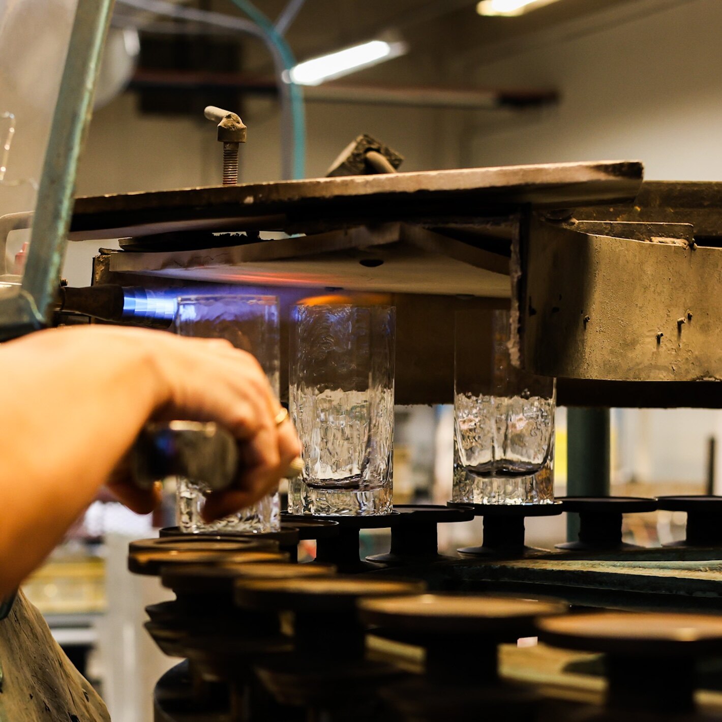 Nye glass laget av glassbl&aring;sere hos Magnor