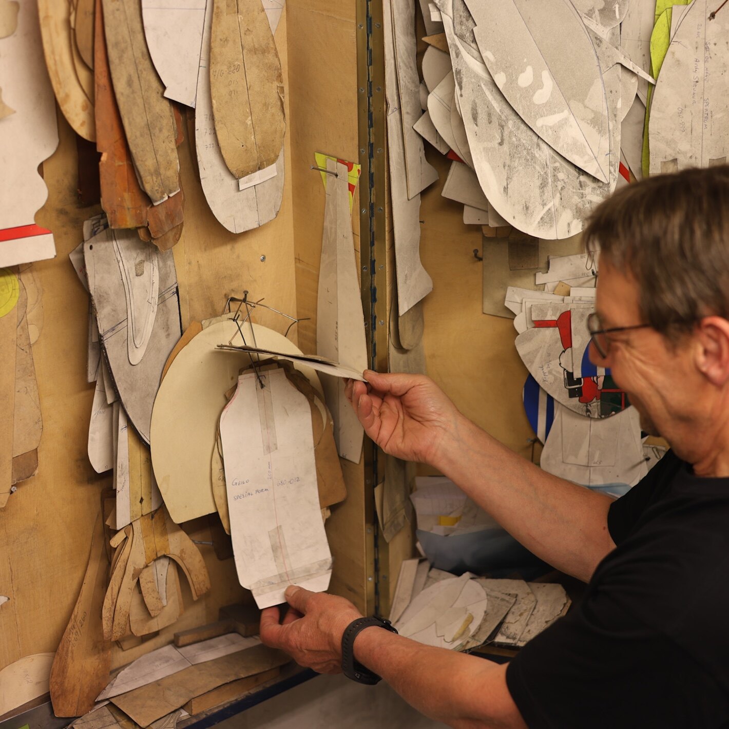 Glassbl&aring;ser viser frem gamle former