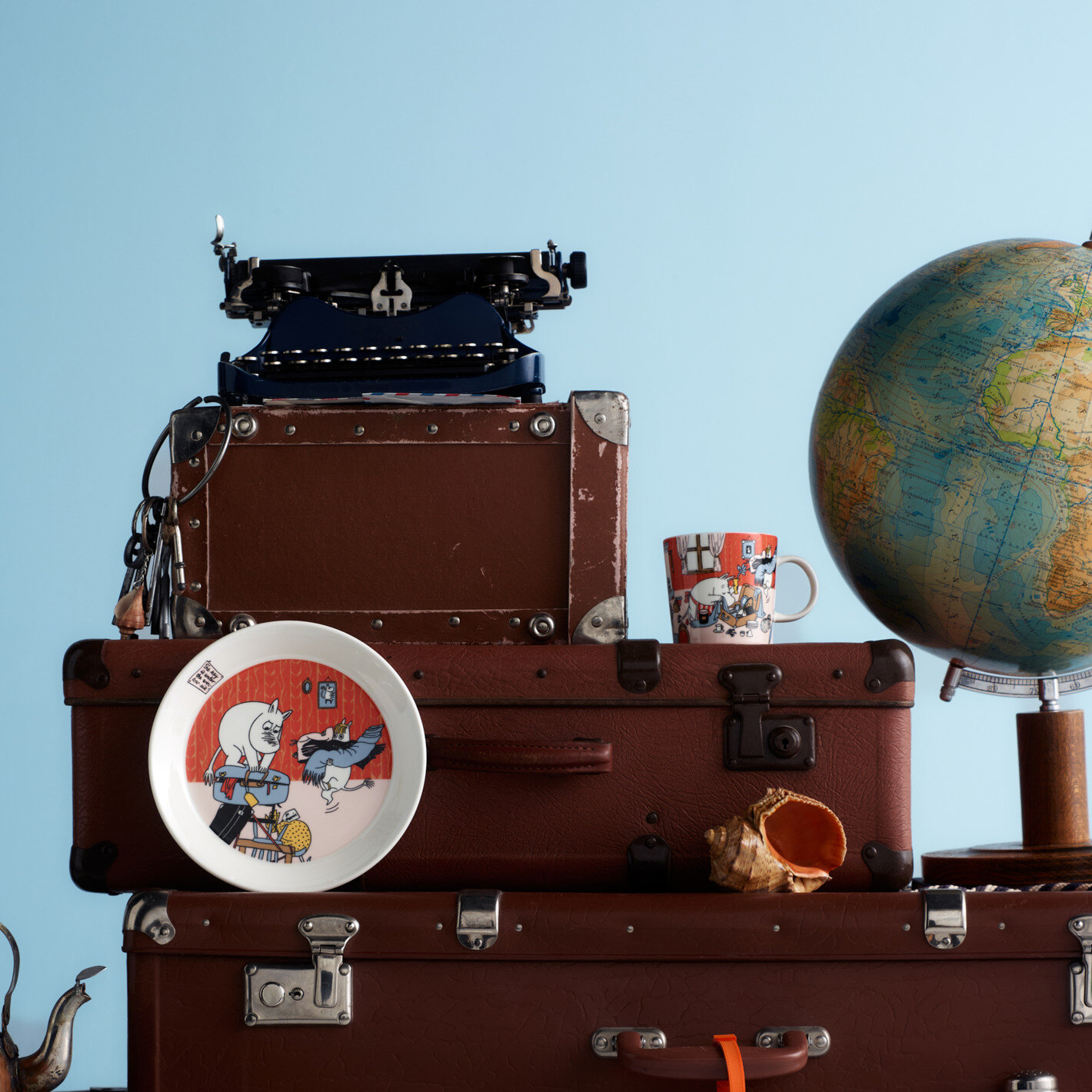 Kofferter med produkter fra &aring;rets sommerkolleksjon fra Moomin Arabia