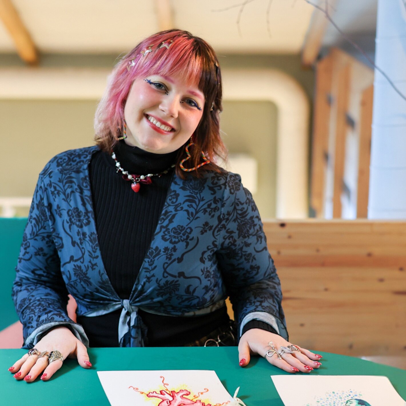 Maud Angelica med skisser p&aring; Til Deg