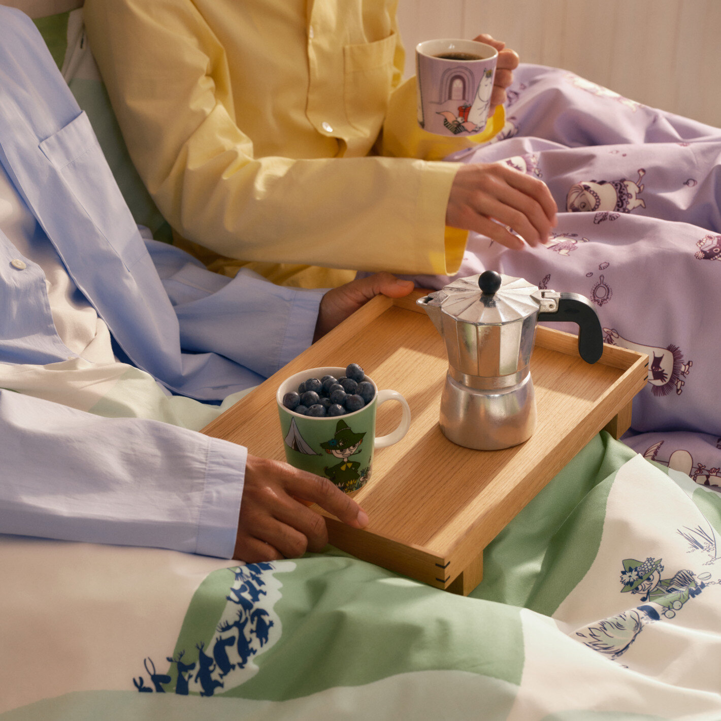 To personer nyter kaffe p&aring; sengen