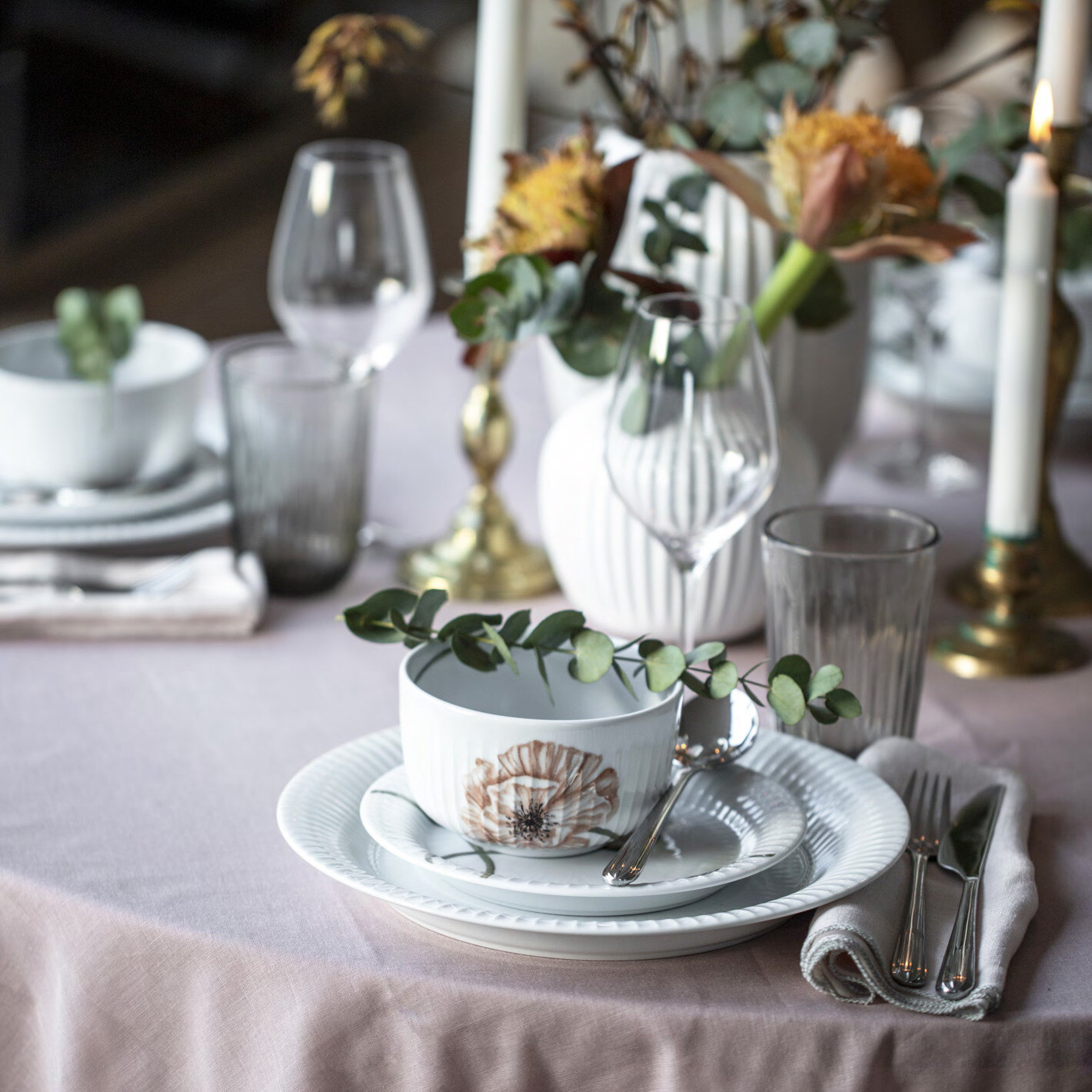 Bord dekket med rosa duk