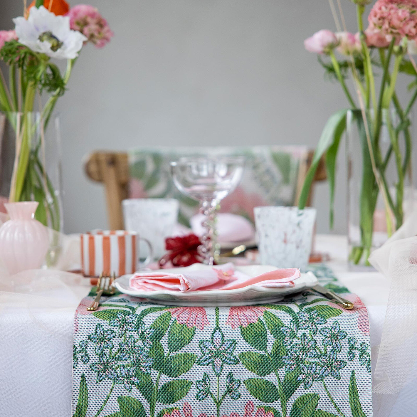 Bord dekket med fargerik duk med blomster