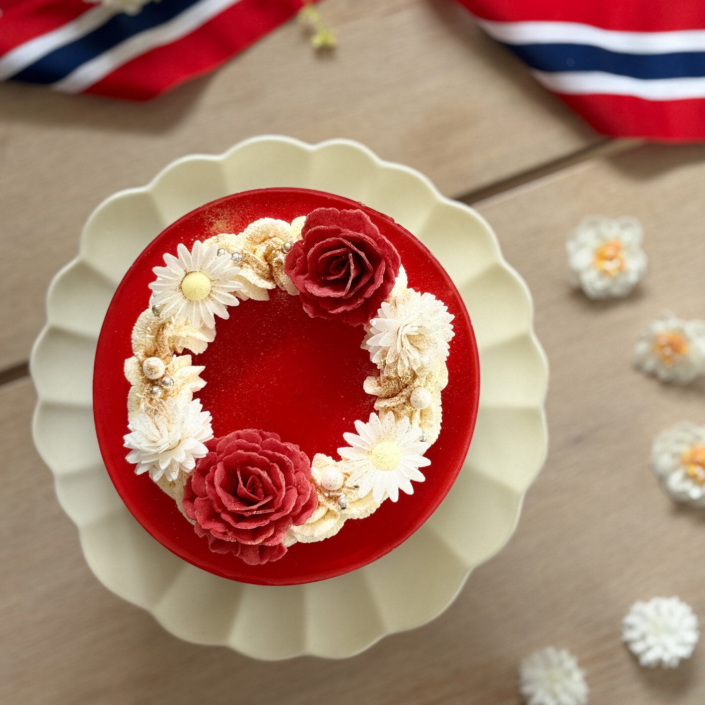 Ostekake med r&oslash;dt gelelokk