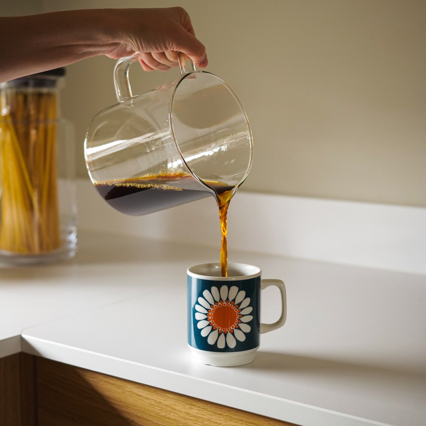 Kaffe skjenkes i en kopp fra Figgjo Daisy