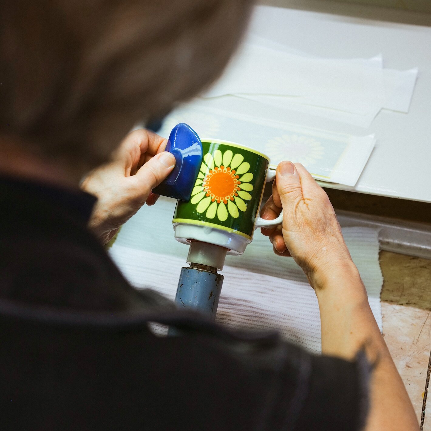 Designer jobber med motivet p&aring; Figgjo Daisy kopp