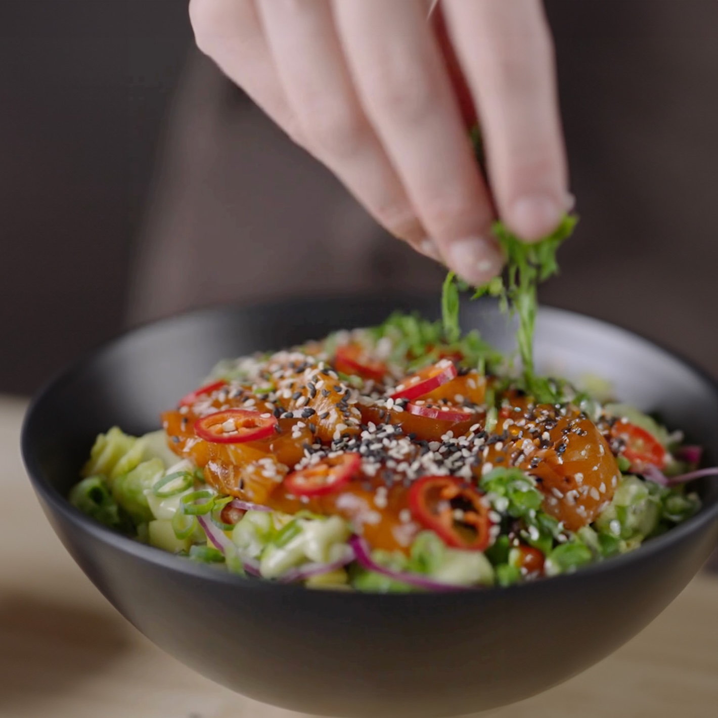 Fargerik poke bowl med laks