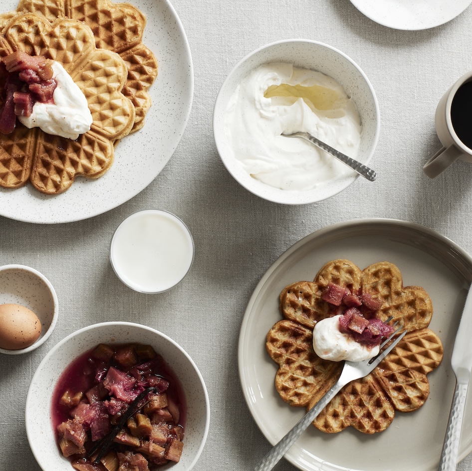Vafler med vaniljekrem og posjert rabarbra