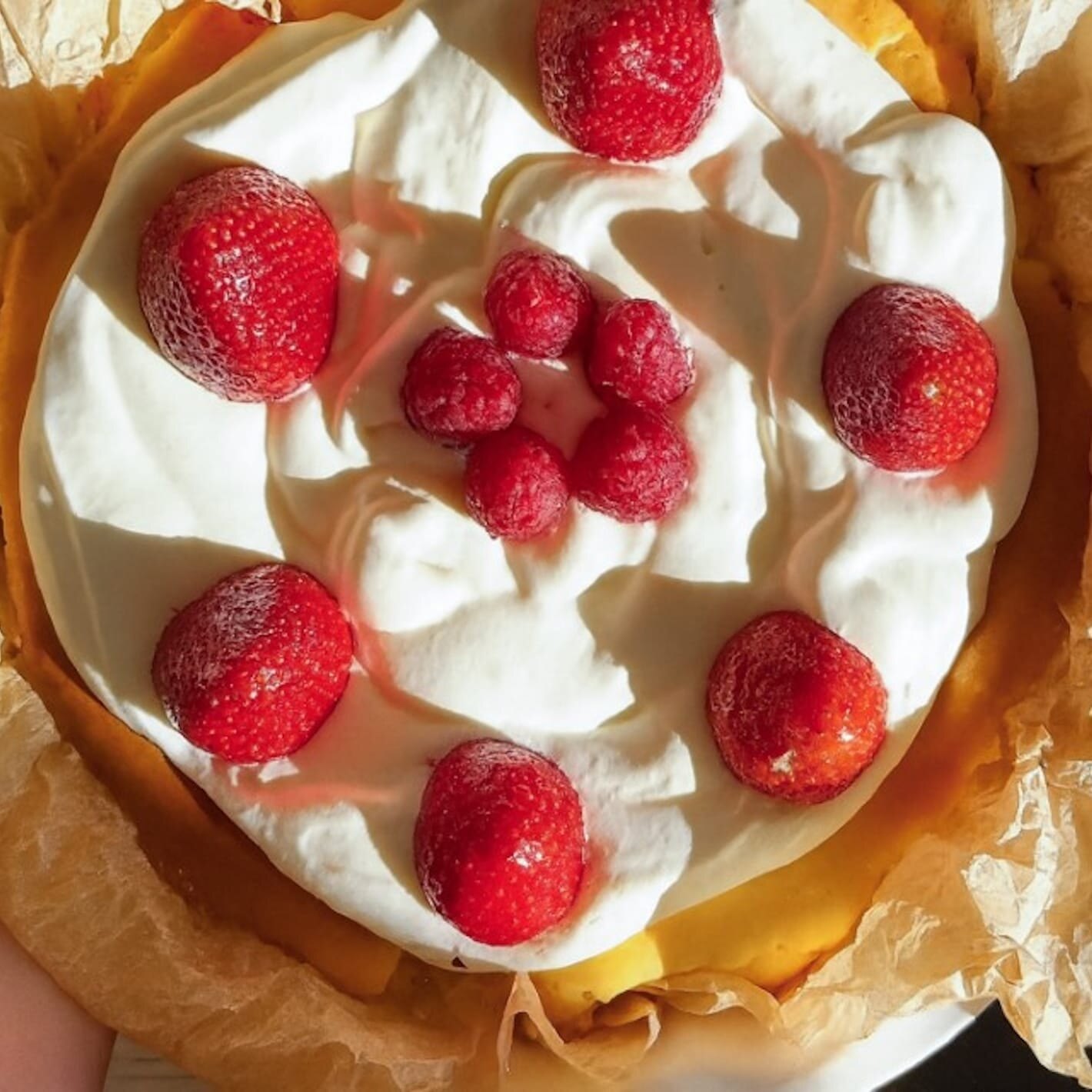 Silkemyk og frisk baskisk ostekake