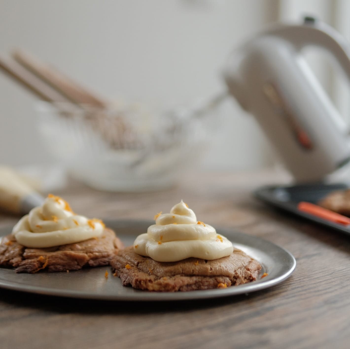 Pepperkake-cookies med hvit sjokolade og kremost