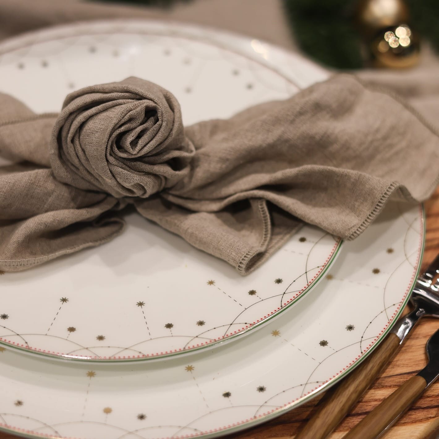 Slik bretter du en rose av tøyservietter